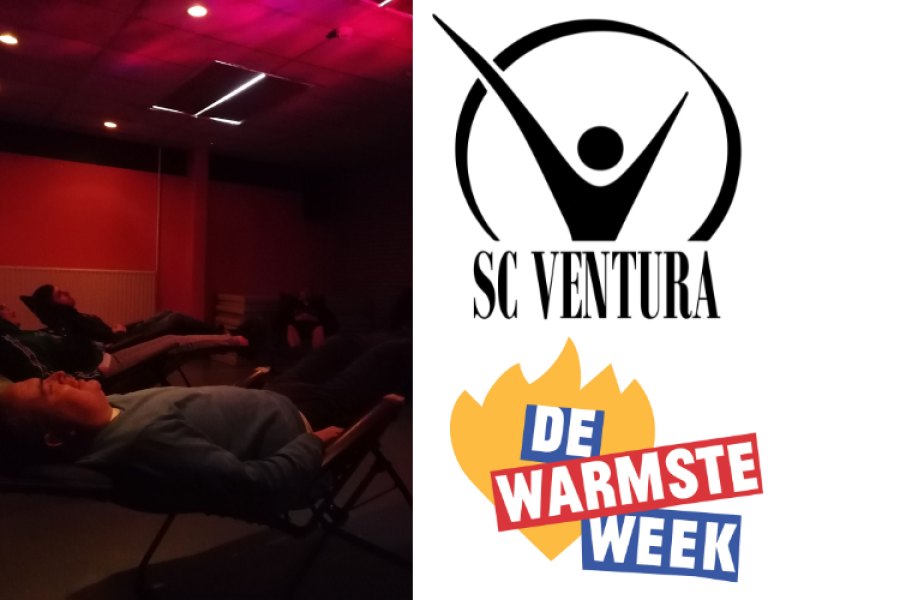 Deelnemers van SC Ventura liggen ontspannen in een verduisterde ruimte met zacht rood licht, tijdens een rustmoment in de sportclub. Logo van sportclub SC Ventura. Logo De Warmste week.